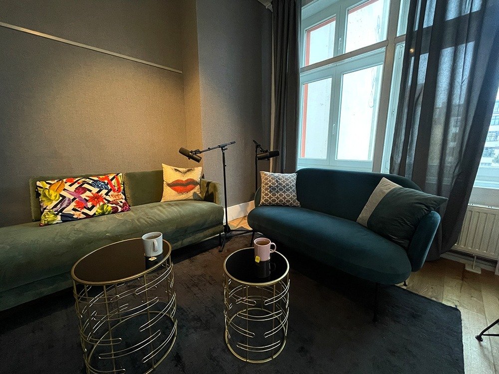 Flowstudio Berlin, Podcaststudio mit Sofas, Podcastproduktion mit Podcastsetting
