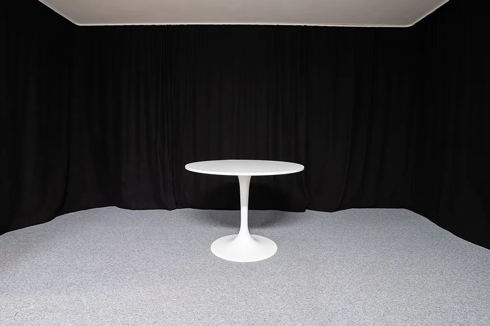 Leeres Studio mit weißem Tisch